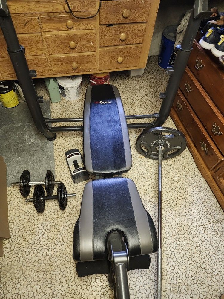 Beanch Press With Weights And Bars.