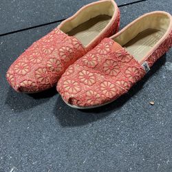 TOMS Youth Girls Floral Lace Flats – Size Y2.5 Price: $5