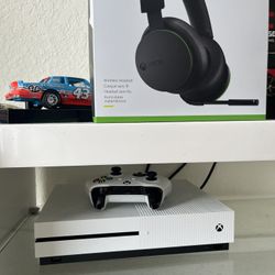 Xbox One Controller And Headphones 