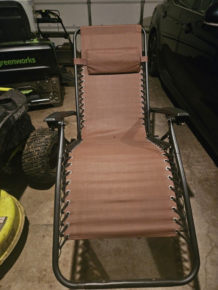 2 foldable lawn chairs