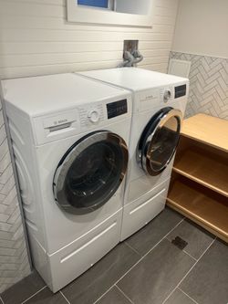 Bosch 800 Series Washer/Dryer Electric Set with Pedastals