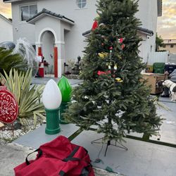 Christmas Tree Pre-Lit (color)