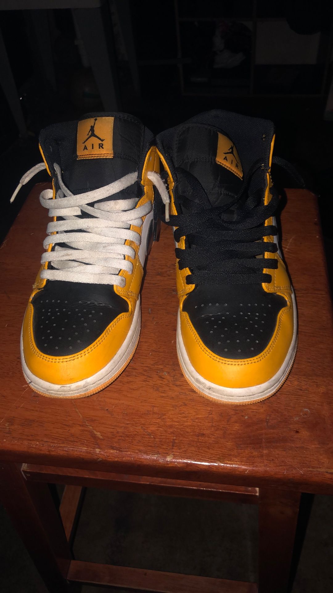  Air Jordan 1 Mid GS 'Reverse Yellow Toe