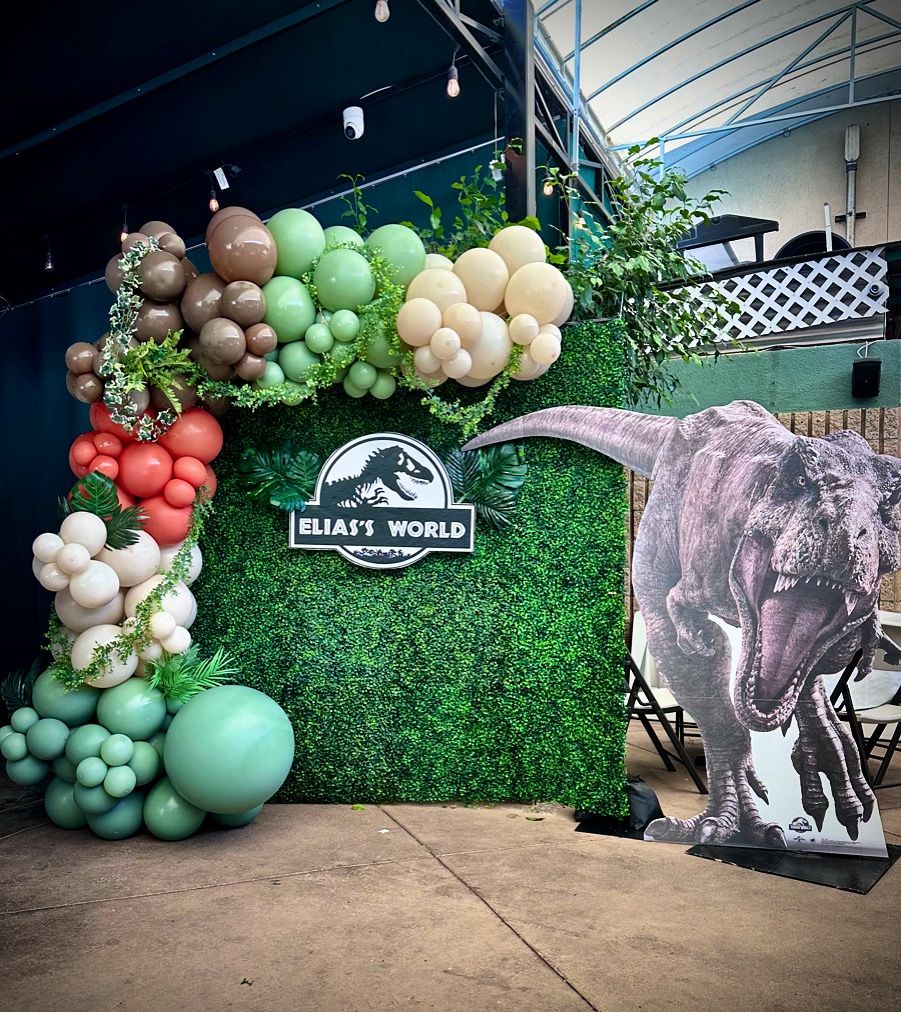 Jurassic Park Decoration : Grass Wall, Balloon, Dino Cutout