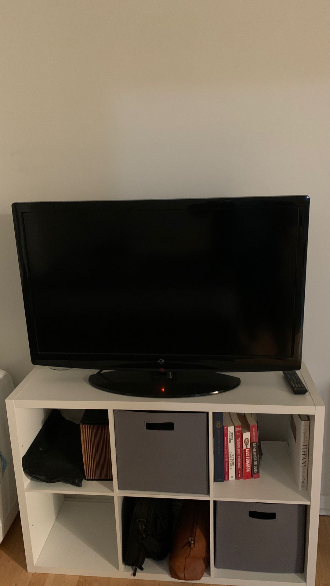 TV 50” + white stand furniture