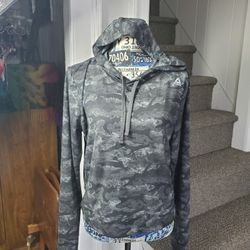 REEBOK~ CAMOUFLAGE LIGHTWEIGHT ATHLETIC TOP!