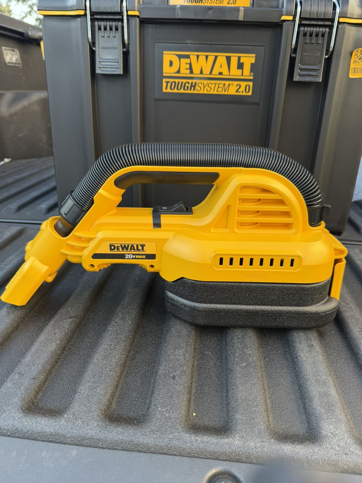DEWALT 20V MAX Cordless 1/2 Gal. Wet/Dry Portable Vacuum (Tool Only) – $125 (Nuevo)