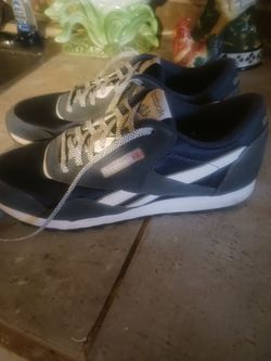 Reebok classic tennis shoes in excellent condition size size 9.5