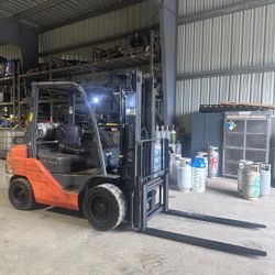 2014 Toyota 6000 lbs capacity forklift 