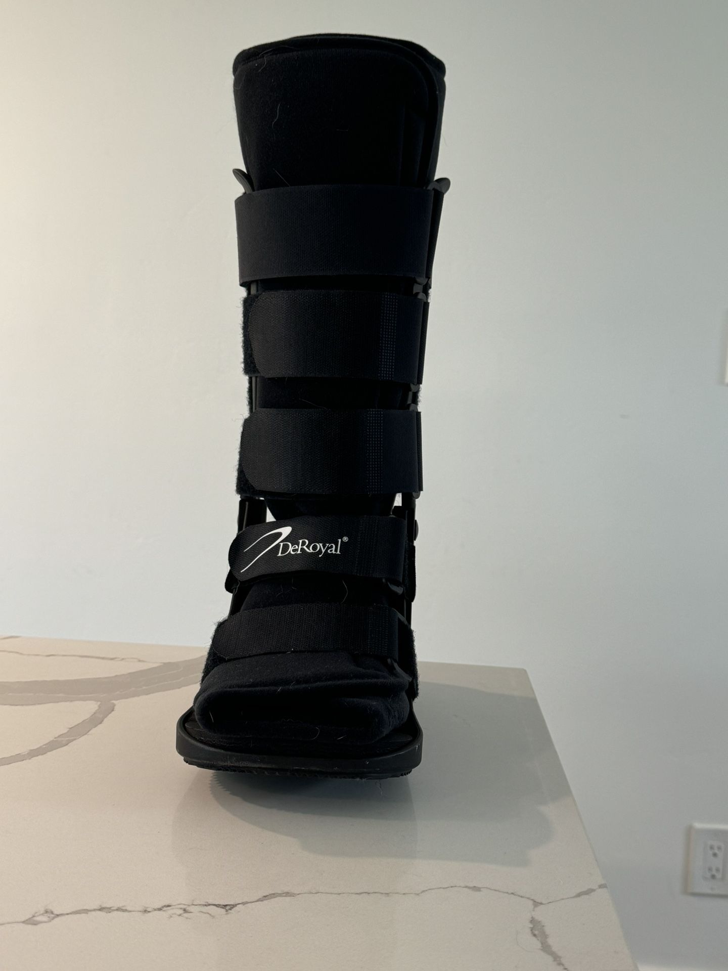 DeRoyal Inline Pneumatic Walkers - Inline Pneumatic Walker Boot with Closed Heel, Standard Height, Size Small
