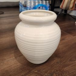 Vintage Royal Haeger Timeless Classic Cream Off-White Art Deco Vase Urn 8-1/2" height, great condition
