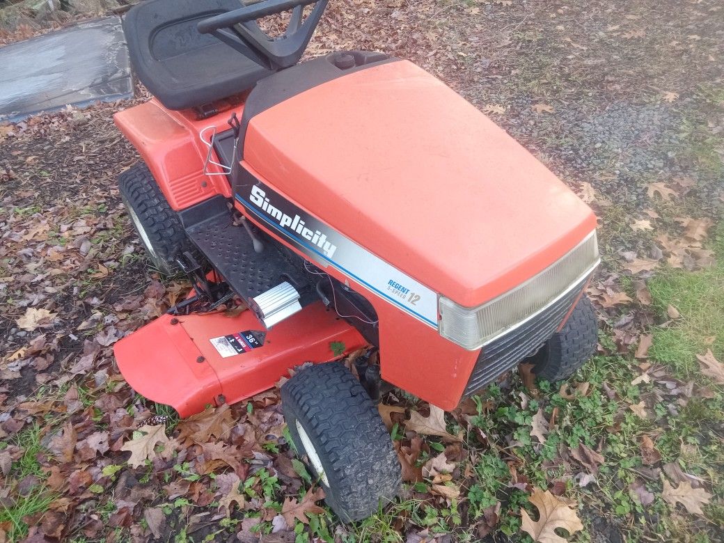 Simplicity Regent 12 5-speed Riding Mower