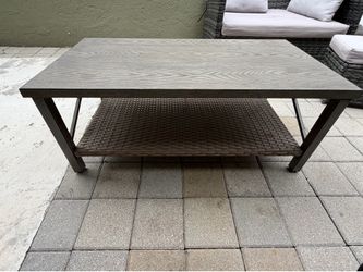 Outdoor Patio Coffee Table – Excellent Condition