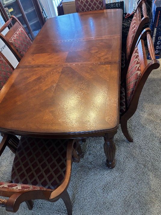 💥 MOVING THIS WEEKEND💥 Dining Room Set – Table, 8 Chairs & Hutch – (All Pieces Included!) 💥