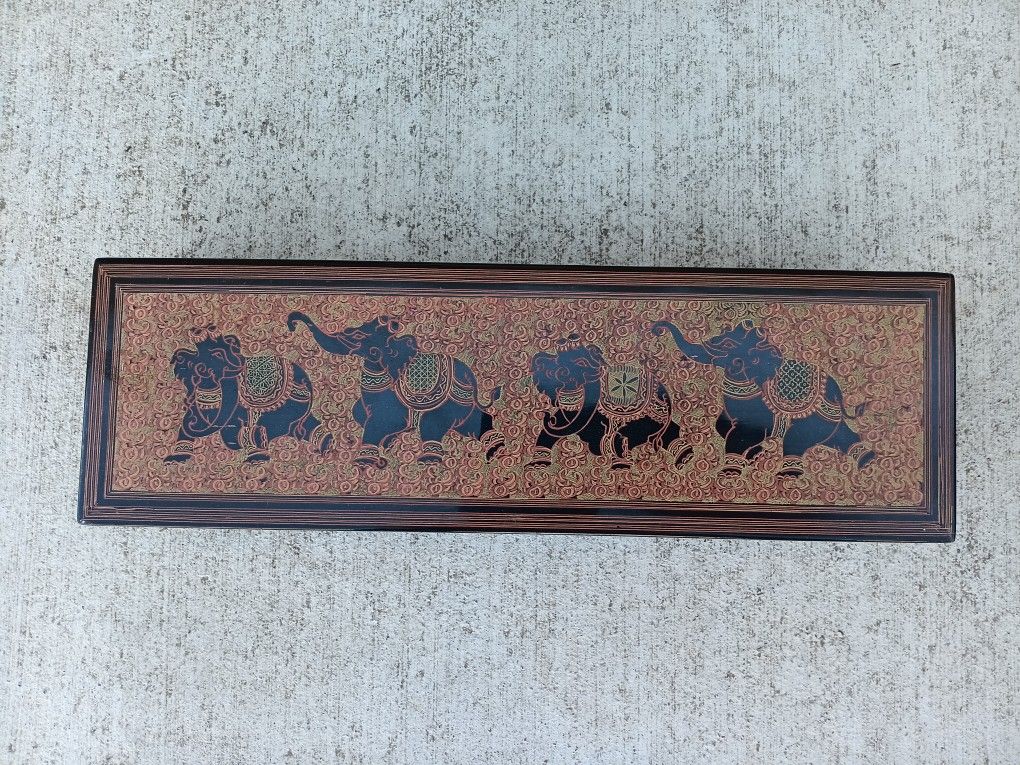 Vtg Black Lacquer Elephant Themed Trinket Box