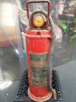Vintage fire extinguisher looks complete 60.00 cash calls only (contact info hidden)