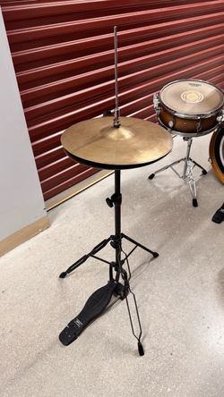Hi-hat cymbals with hi-hat stand