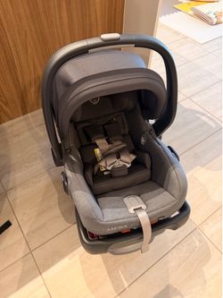 Uppababy Mesa V2 carseat and base