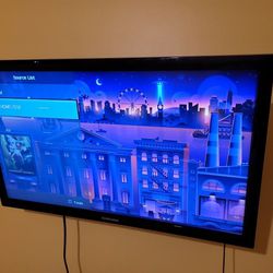 Samsung 32 inch TV with Remote & Wall Mount