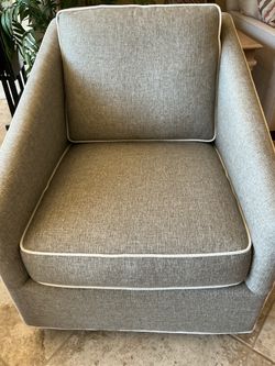 Swivel accent chair