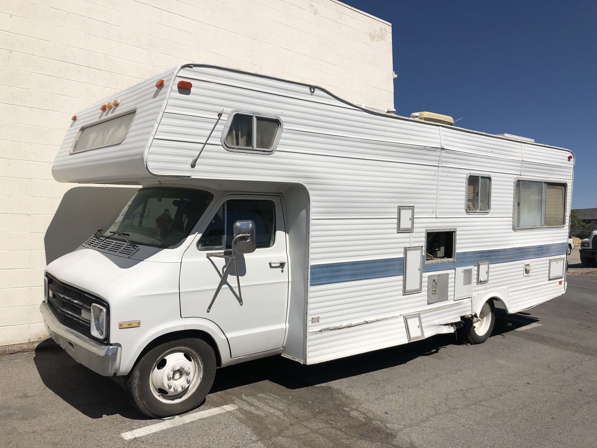 1977 Dodge mobile camper 27feet 440 engine mopar