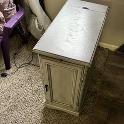 side table w/ 🔌 access 