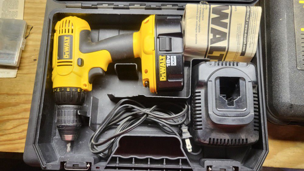 Dewalt DC970 18-volt Cordless 1/2" VSR Drill/Driver Combo, with case & charger. In great condition!  Batteries not included. 
