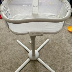 Beautiful HALO BassiNest Swivel Sleep