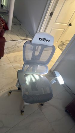 Gaming Chair with foot stand