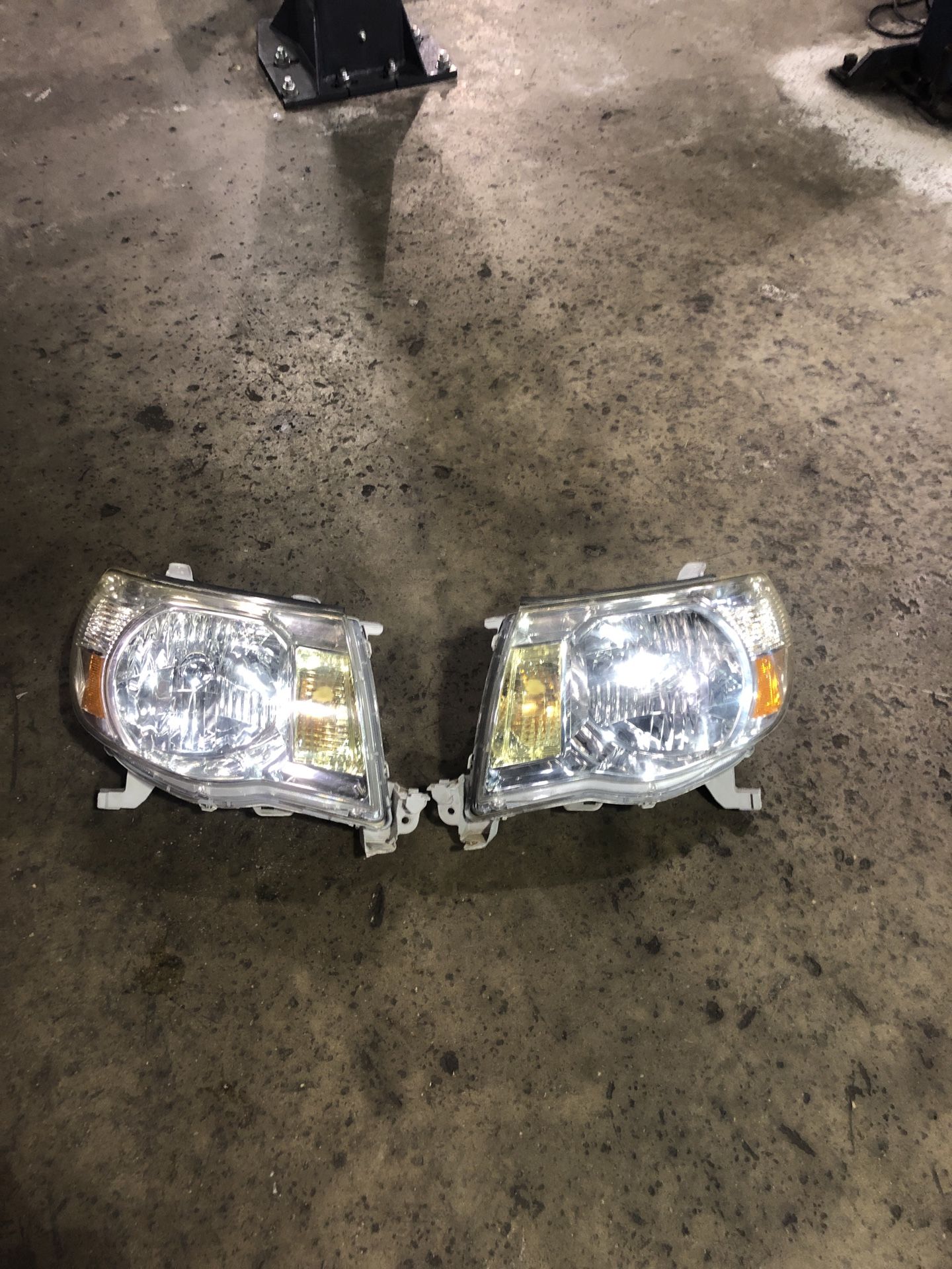 05-11 OEM Toyota Tacoma headlight assemblys