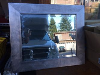 Medium size mirror with brushed metallic finish