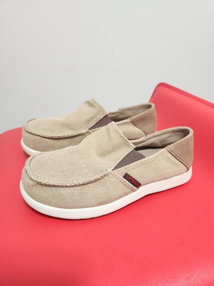 Crocs Toddlers Tan Flats Size J 2