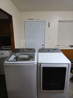 SAMSUNG WASHER AND DRYER SET BOTH ELECTRIC XL CAPACITY 5.3 CU CLEAN AND DESINFECTED DELIVERY AVAILABLE FOR EXTRA FEE