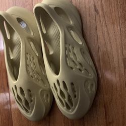 Adidas Yeezy Foam RNR Sulfur Size 11