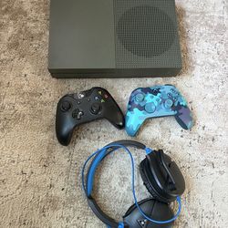 Xbox One S - Two Controllers - Turtle Beach Headset