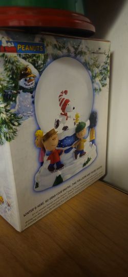 Peanuts snoopy snow globe