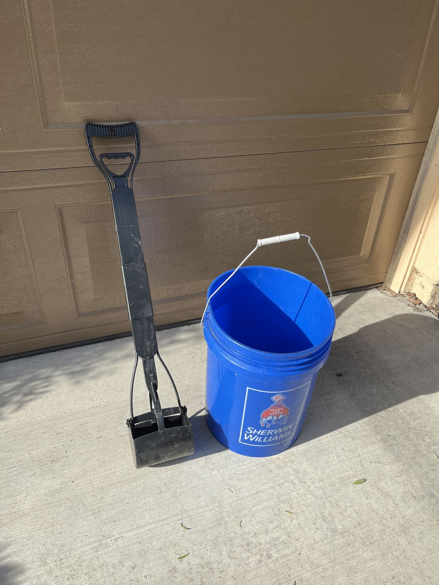 Trash Grabber / Poop Scoop Tool And Bucket. Clean. Hand Activated Jaws