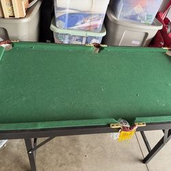 Mini pool table