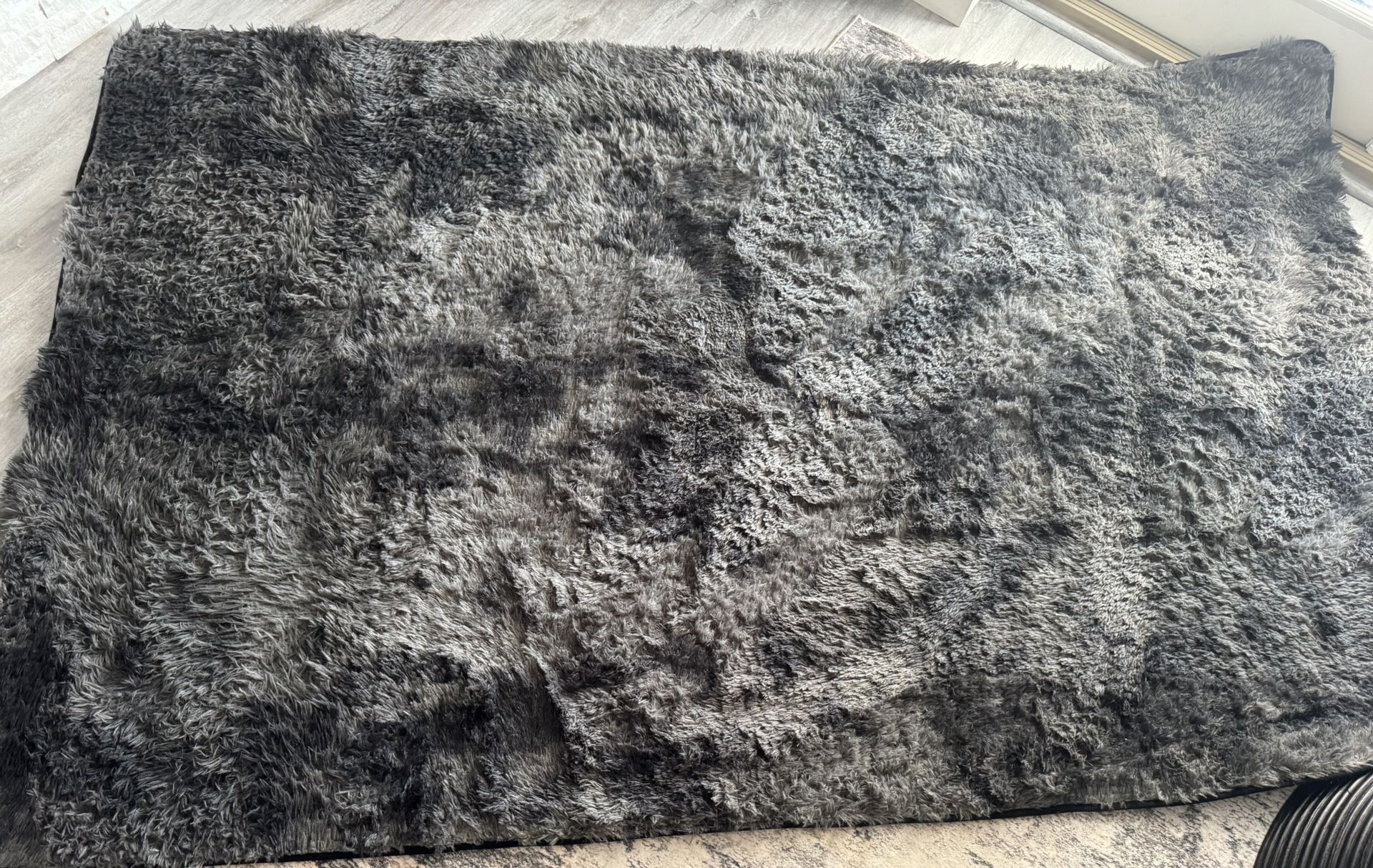 Like new 5x8 black, grey rug