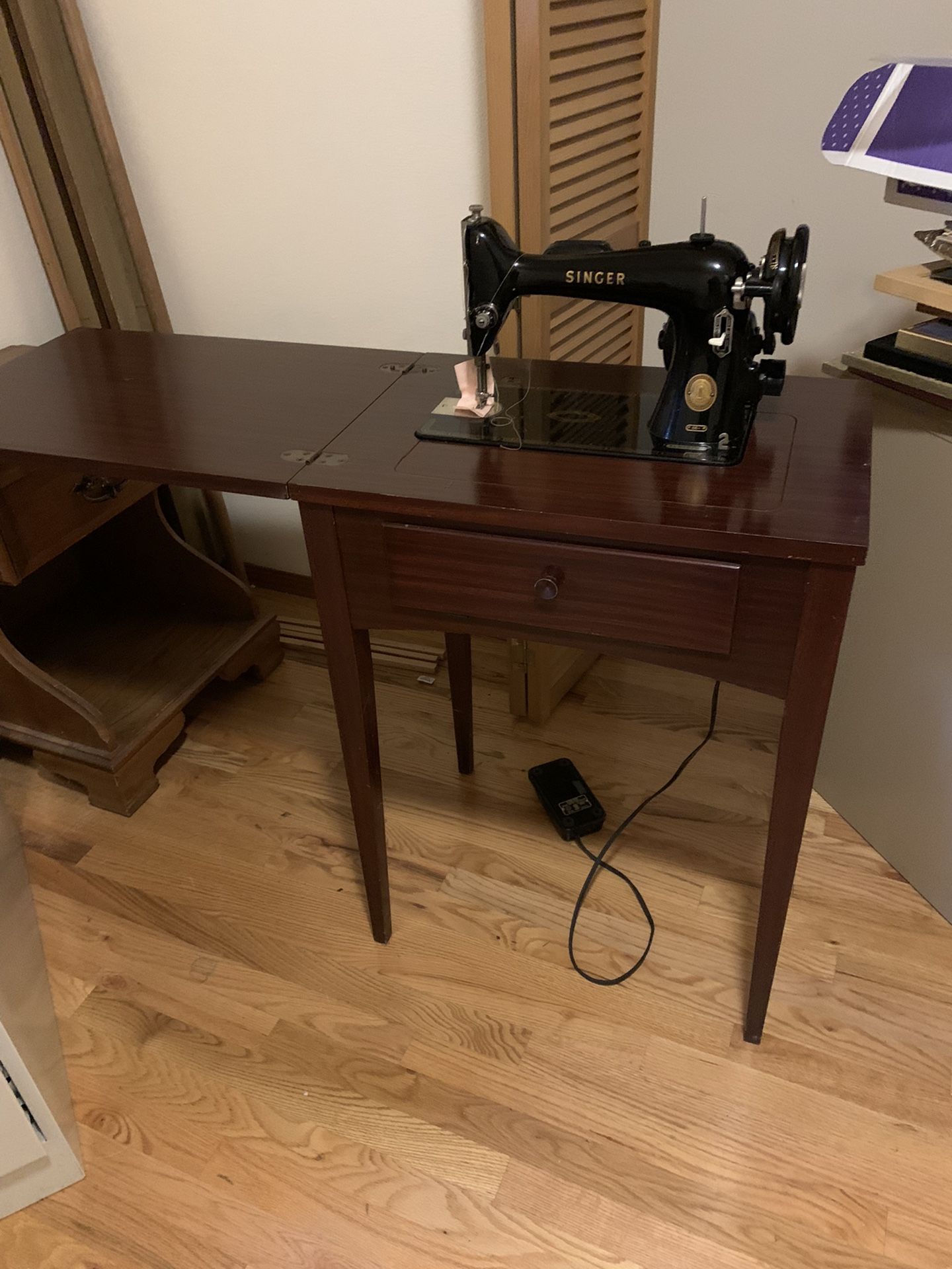 Antique Vintage Singer Sewing Machine in Cabinet