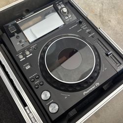 Pair Of  XDJ-1000MK2 w/optional flight cases 
