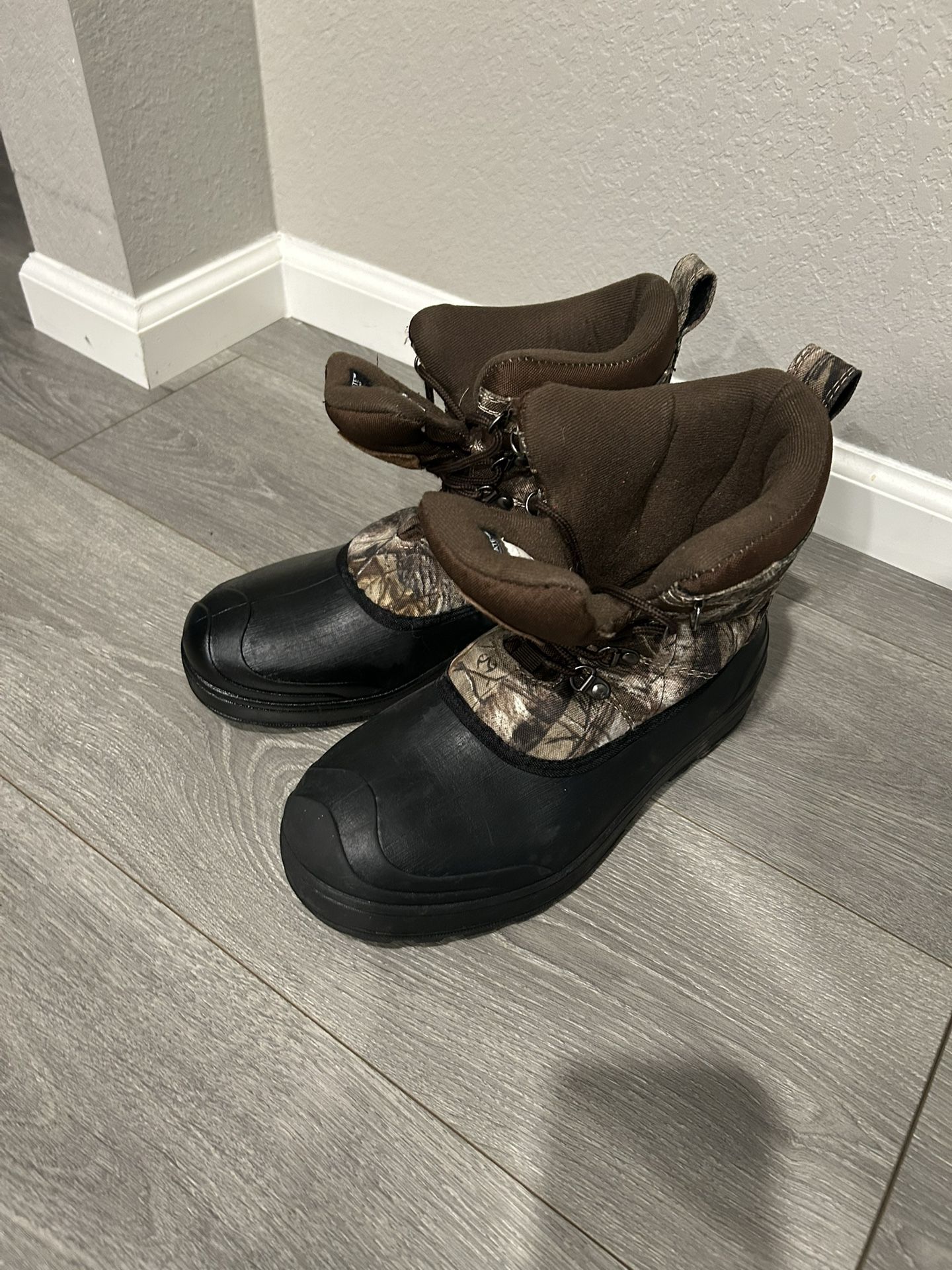 Boys size 7 Snow Boots
