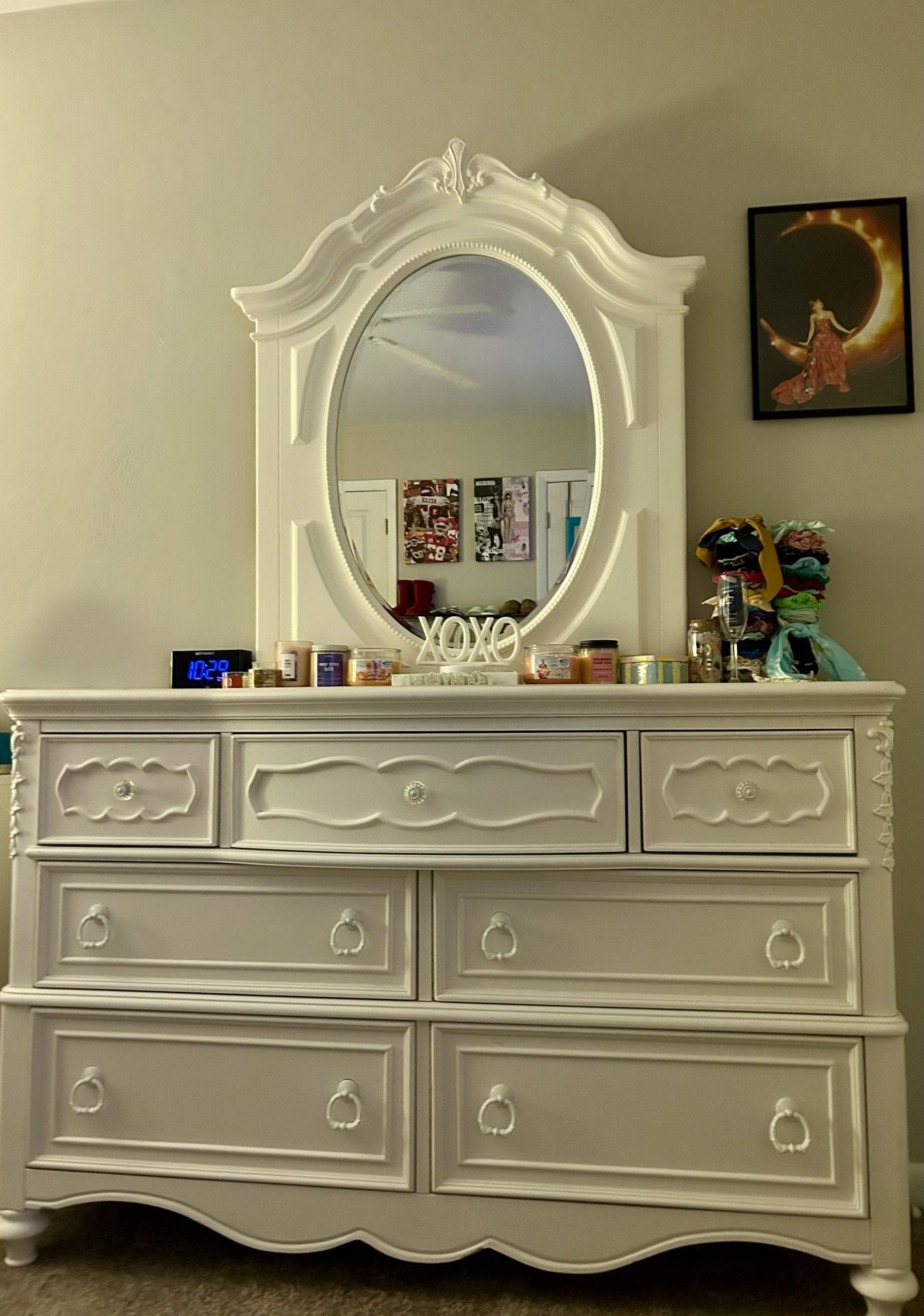 Fancy Dresser With Mirror