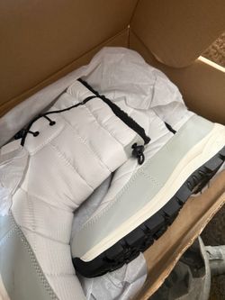 Women snow boots size 10 NEW