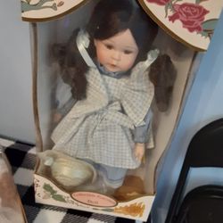 COLLECTIBLE PORCELAIN DOLL KINGSTATE, N.Y THE DOLL CRAFTER Robin Brunette 16 in