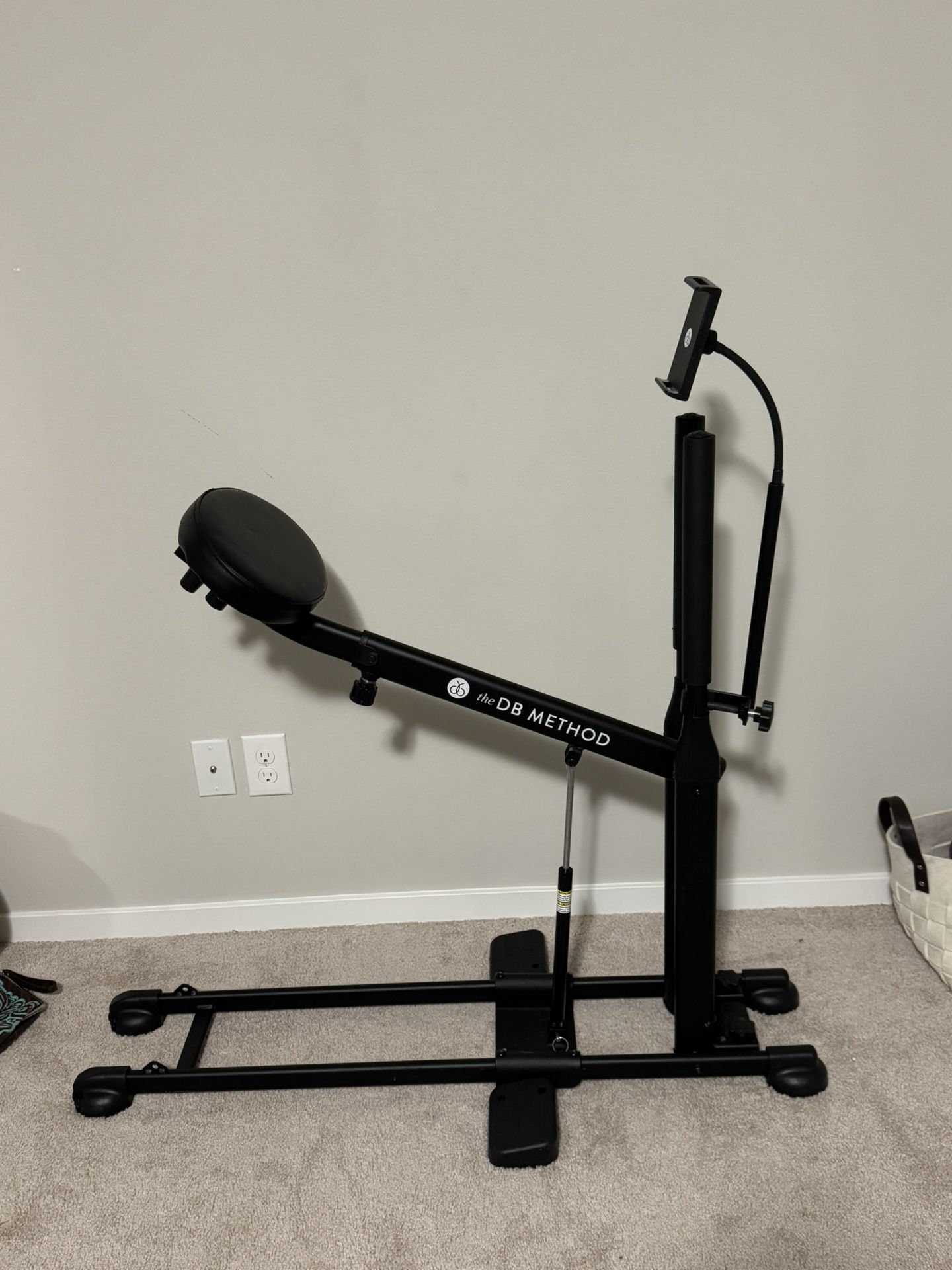 DB Method Squat machine