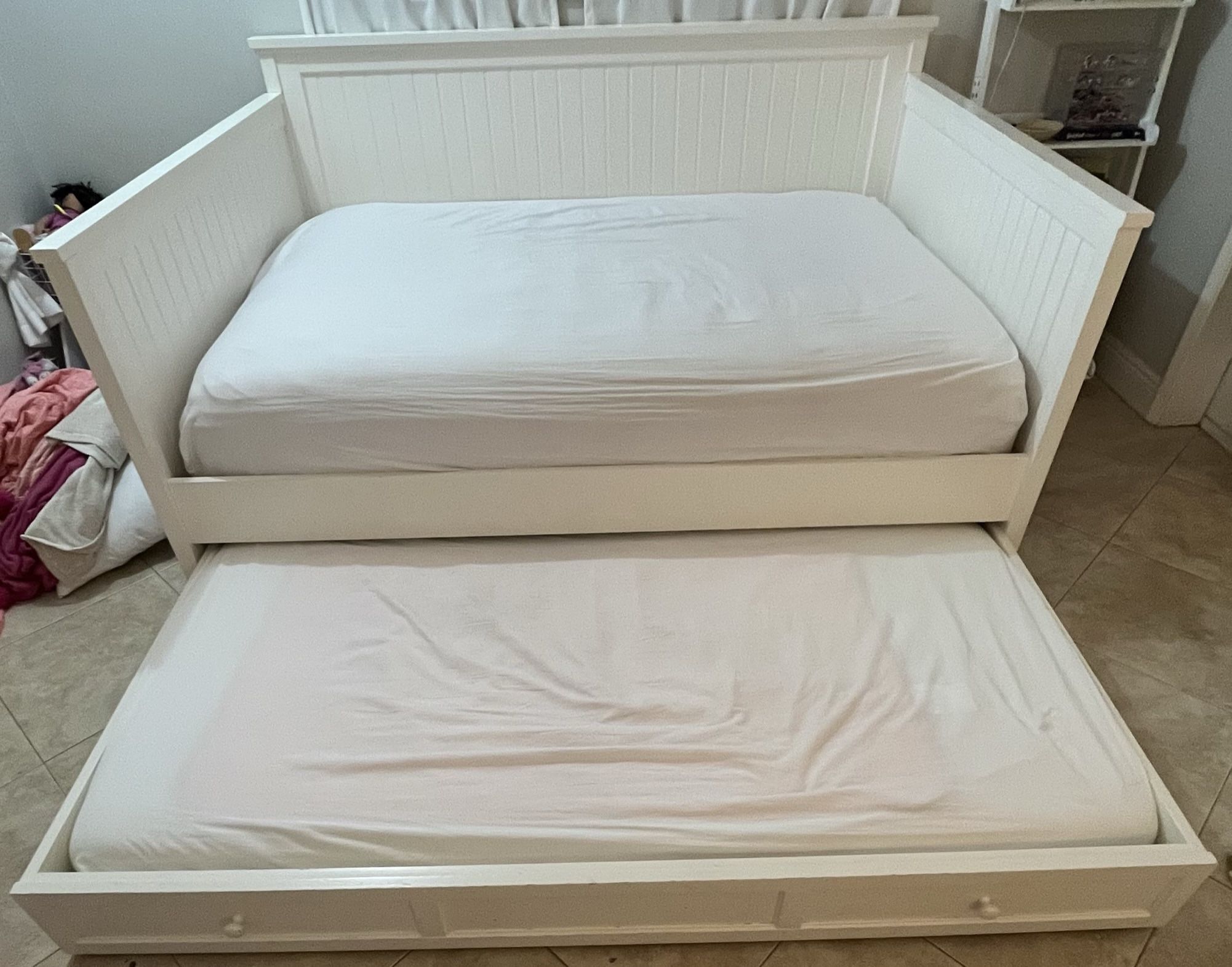 Pottery Barn Teen Hampton Full Size Daybed with Trundle
