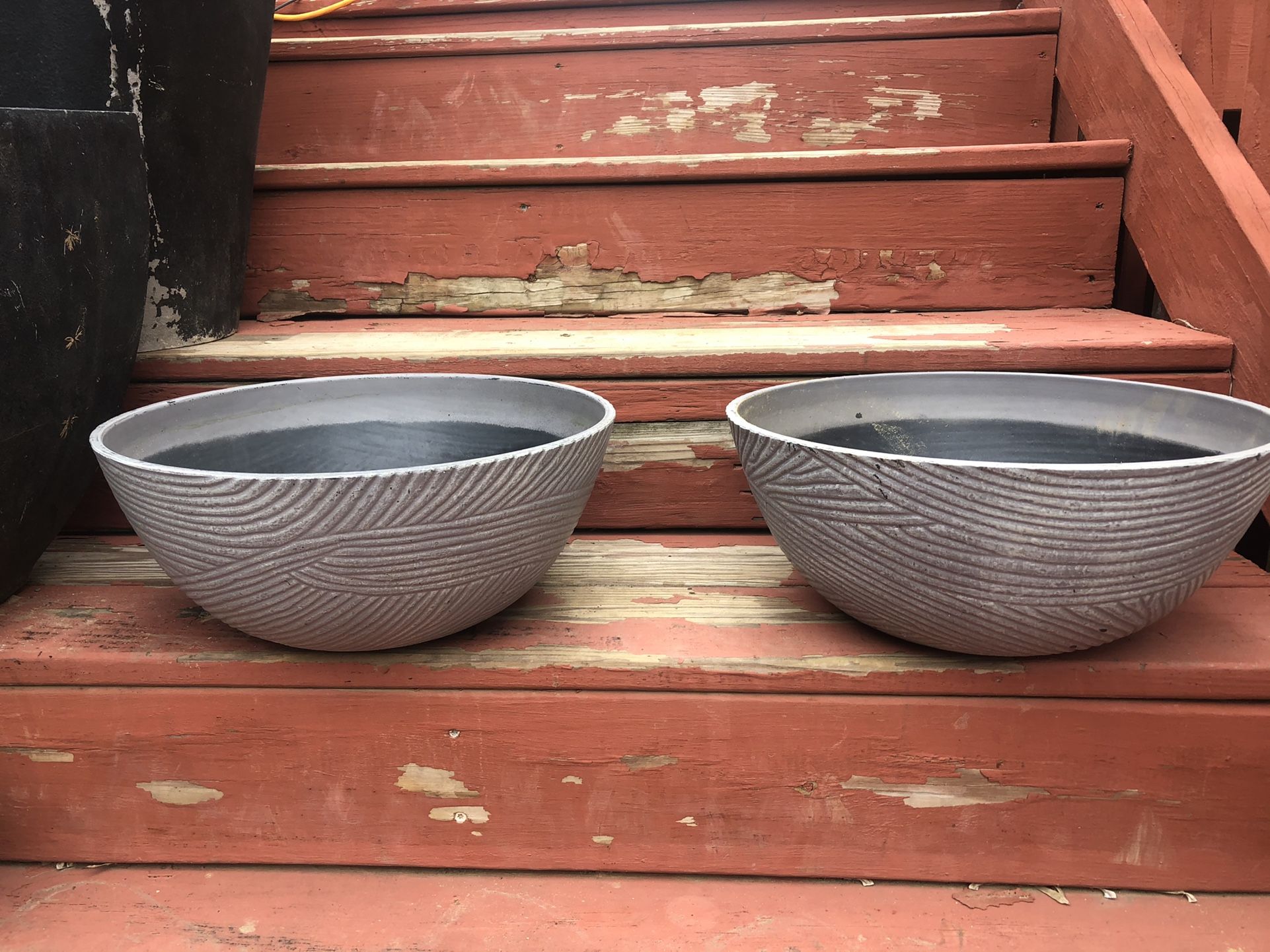 Planter/flower pots (2) Textured