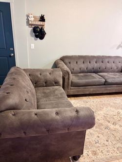 2pc Chesterfield faux suede couch set