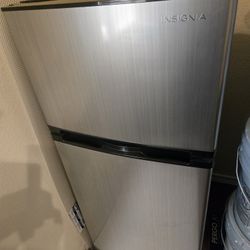 INSIGNIA MINI FRIDGE WITH FREEZER 